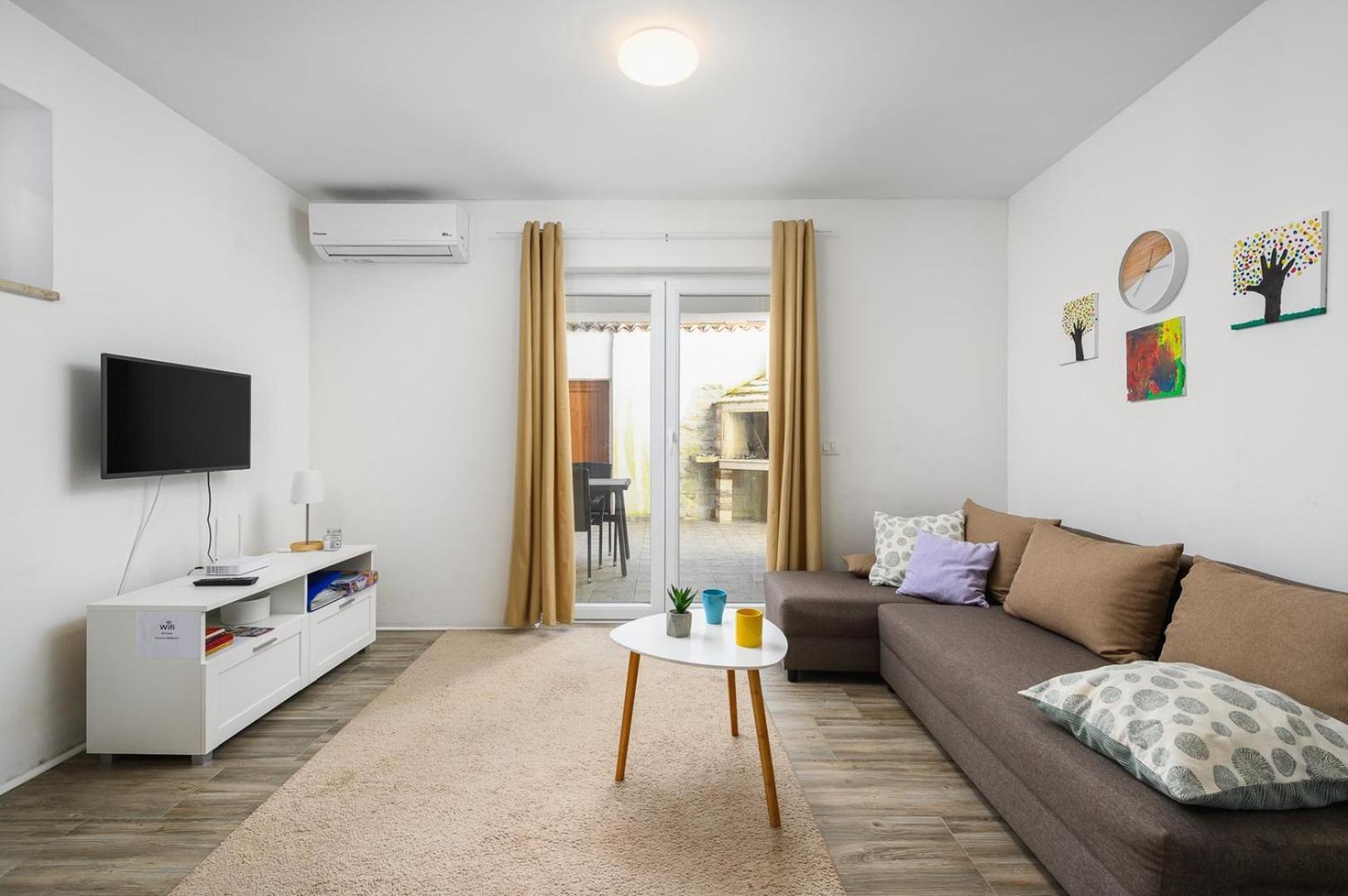 Center House With Apartment