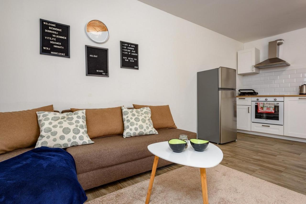 Center House With Apartment *